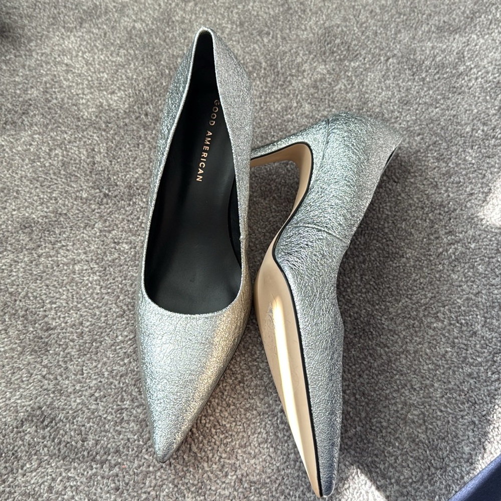 Good American The Icon Pointed Toe Pump Heels 6.5 Silver Crackle Leather $175 - Picture 2 of 4